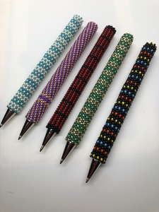 Bolígrafo de Lujo Hecho a Mano con Cuentas de Semillas, Diseño Personalizado, Opciones Multicolor, Uso Promocional Escolar, Seda - Product Image 5