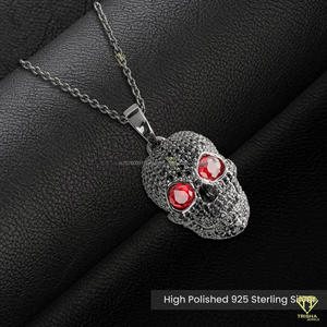 Pendentif Crâne Hip Hop Personnalisé avec Yeux en Pierre Rouge, Finition Noire de Luxe, Collier Pendentif pour les Amateurs de Mode - Product Image 1
