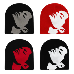 Gorro de invierno personalizado de punto grueso con diseño gráfico de retrato jacquard, estilo streetwear, fabricado por un fabricante de prendas de vestir. - Product Image 3