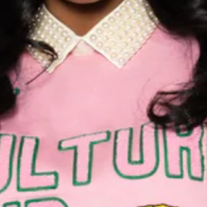 AKA Sorority Inc By Culture and By Merit Sweat-shirt rose en chenille pour femme, haut à col rond brodé de lettres grecques, de qualité supérieure - Product Image 6