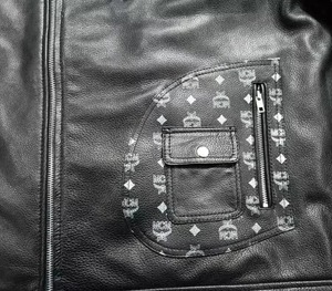 เสื้อแจ็คเก็ตหนังสีดำ MCM สำหรับผู้ชาย – แขนเสื้อปักลายโมโนแกรมสุดหรู - Product Image 3