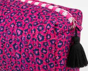 กระเป๋าเครื่องสำอางกันน้ำแบบกำมะหยี่รักษ์โลกจาก Veer Handicrafts พร้อมซิปปิด หูหิ้วนุ่ม ขนาดกลาง เหมาะสำหรับการเดินทาง - Product Image 3
