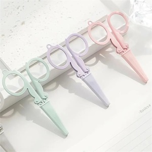 Ciseaux à sourcils pliables pour droitiers, lame courbée, pointe acérée, manche en plastique, coupe-papier portable, couleurs pastel - Product Image 2