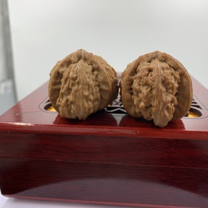 Lampe à sel en noyer Wenwan triangulaire, rare, avec trois têtes de <span class=keywords><strong>lion</strong></span> blancs nobles |   Objets d'art en bois Feng Shui polis à la main - Product Image 3