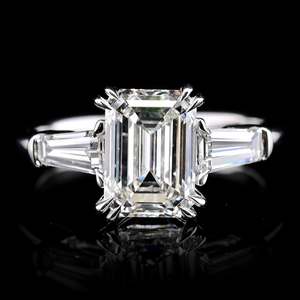 Proveedor B2B de Moissanita VVS DIAM Premium, Anillo de Platino 950 de Alta Gama con Corte Esmeralda, Engaste de Tres Piedras con Garras y Laterales Cónicos de Baguette - Product Image 1