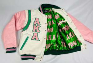 Chaqueta Varsity Corta de Cuero Personalizada con Bolsillos con Ribete y Bordados de Toalla, Estilo Letterman, Ajuste Regular, Modelo AKA!908, Venta al por Mayor - Product Image 3