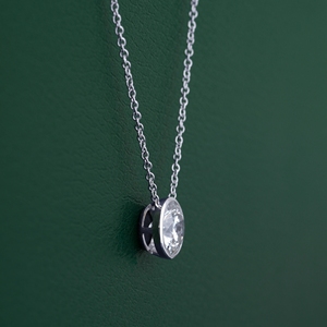 Collier pendentif solitaire en or massif avec diamant de laboratoire rond brillant certifié IGI, serti clos, bijoux modernes et minimalistes - Product Image 2