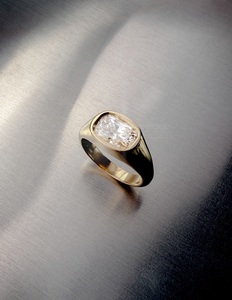 Anillo de Compromiso con Corte Cojín de 3 Quilates, Orientación Este-Oeste, con Engaste de Bisel, Certificado IGI - Product Image 3