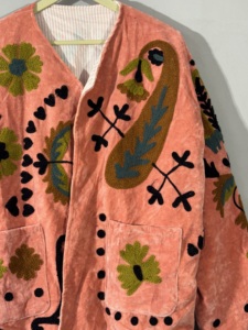 เสื้อแจ็คเก็ตกำมะหยี่ปักมือลายซูซานี – เสื้อโค้ทสไตล์โบฮีเมียนสำหรับงานเทศกาล ลายปักดอกไม้และลายเพสลีย์ เสื้อคลุมสไตล์ศิลปะ - Product Image 2