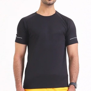 เสื้อยืดคอกลมแขนสั้นทรงปกติสำหรับผู้ชาย สีมัสตาร์ด ผ้าเจอร์ซีย์คอตตอน 100% แต่งขอบตัดกัน สไตล์ลำลอง ระบายอากาศได้ดี น้ำหนัก 220 กรัม ด้านหน้า - Product Image 1
