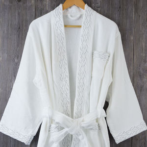 Albornoz de Baño Blanco para Mujer, Personalizado de Alta Calidad, 100% Algodón, con Logotipo Bordado, Marca Nesta Sports - Product Image 2