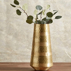Vase en métal doré martelé conique avec feuilles vertes. Décoration élégante pour la maison disponible à des prix de gros d'usine abordables - Product Image 1