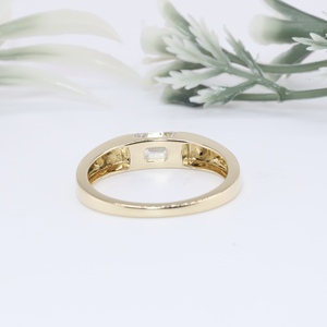 Bague pour homme en or jaune de qualité supérieure avec diamant de laboratoire taille émeraude, sertissage clos classique, alliance de mariage, joaillerie fine - Product Image 3