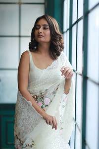 Ensemble de designer : Blouse en soie contrastante et Saree en soie brillante avec broderie lourde, motif Jaal, bordure coupée Arca - Product Image 3