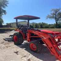 Tracteur compact Kubota, mini-tracteur efficace, moteur diesel, machine agricole, 4 roues motrices, chargeur, travaux de jardinage, travaux de construction, professionnel