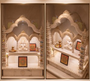 Mandir en pierre de sable artisanal pleine hauteur avec finition raffinée, design traditionnel élégant d'inspiration patrimoniale, sculptures d'extérieur - Product Image 3