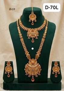 Conjunto de collar chapado en oro tradicional indio para novias con aretes y Maang Tikka - Product Image 3