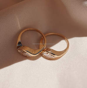 Bague en or jaune moderne avec diamant marquise et sertissage clos, élégante bague de fiançailles minimaliste pour femme, cadeau de joaillerie fine de luxe - Product Image 2