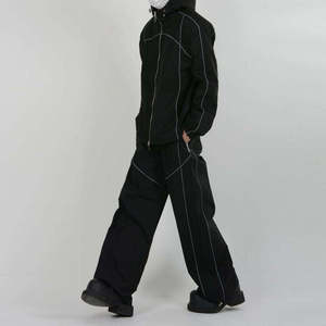 Ensemble d'extérieur streetwear imprimé pour homme noir, veste à capuche zippée coupe-vent et pantalon large, personnalisable OEM - Product Image 2