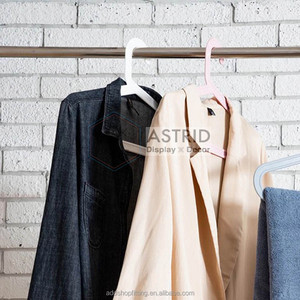 Cintre en carton kraft épaissi écologique de 43 cm avec logo personnalisé pour présentation en magasin, organisateur de vêtements, design moderne - Product Image 3