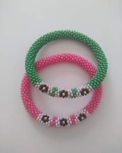 Pulsera de ganchillo hecha a mano con cuentas de vidrio, brazalete con patrón de rayas, joyería para mujer, accesorios de regalo para Navidad. - Product Image 5