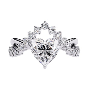 Bague élégante en or massif 14 carats avec diamant de laboratoire taille cœur 2 carats et pierres latérales rondes, bijou romantique sur mesure - Product Image 1