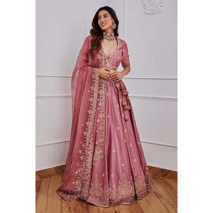 Tenue de mariage de créateur : Lehenga Choli élégant rose-or avec broderies de sequins et de Zari, taille M, idéal pour les fêtes - Product Image 4