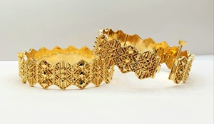 Venta al por mayor de brazaletes SARA para mujer, chapados en oro de 24K, de latón, clásicos, elegantes, de alta calidad, para compromiso, boda y joyería. - Product Image 3