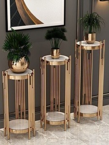 Table basse moderne avec plateau en marbre et base dorée, design incurvé, mobilier minimaliste pour salon - M.F. Modèle d'exportations internationales - Product Image 2