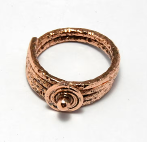 Bague de thérapie biomagnétique en cuivre massif, personnalisée, en gros, style vintage martelé, avec fil enroulé en spirale tourbillonnante - Product Image 1