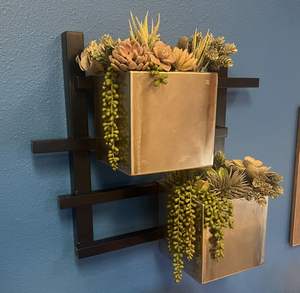 Maceta Colgante de Pared, Hecha a Mano en Hierro y Latón, Soporte Metálico para Plantas, Decoración Interior y Exterior para el Hogar Moderno - Product Image 4