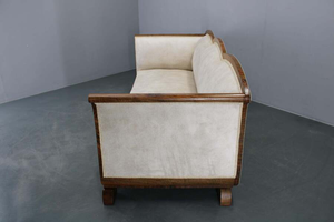 โซฟาสไตล์ไบเดอร์ไมเออร์คลาสสิก พร้อมโครงไม้วอลนัทขัดเงาและดีไซน์พนักพิงแบบสแกลลอป - Product Image 5