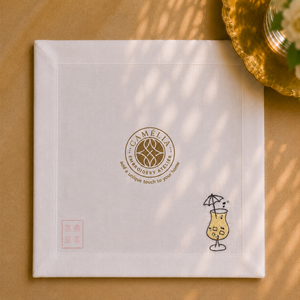 Nappe carrée en lin 100% naturel brodée à la main avec motif de boisson tropicale, apportant un charme inspiré des îles et une ambiance de vacances décontractée - Product Image 1