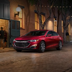 Meilleur rapport qualité-prix Chevrolet Malibu Voiture familiale Confort de conduite optimal Consommation de carburant optimale Performances moteur fiable Composants en plastique Utilisation quotidienne - Product Image 2