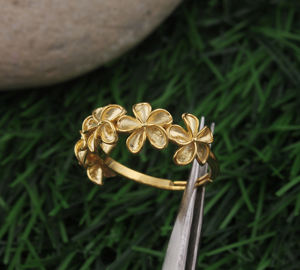 Bague fine en argent sterling plaqué or 18 carats pour femmes, bague de mariage classique à fleurs, bague empilable, marguerite, rose, fleur - Product Image 1