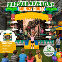 Château gonflable commercial sur le thème de la jungle avec murs en filet, palmiers et zone de jeu interactive pour enfants