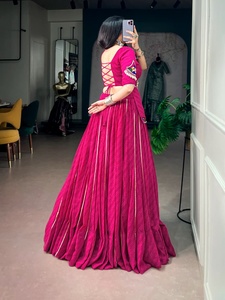 Lehenga et Blouse Rose Traditionnel en Georgette Imprimée avec Dentelle Gota Patti, Style Indien et Pakistanais, Longueur Ras du Sol, Coupe Ample, pour Mariage Femme - Product Image 3