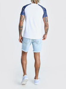 Camiseta Blanca de Manga Raglán para Hombre, Diseño Paisley Azul, Cuello Redondo, Corte Regular, Informal, 100% Algodón Jersey - Product Image 3