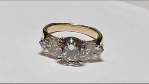 Élégante bague en or 14 carats avec diamant central rond de 2,50 carats E VS1 et pierres latérales de 0,75 carat pour bijoux - Product Image 4