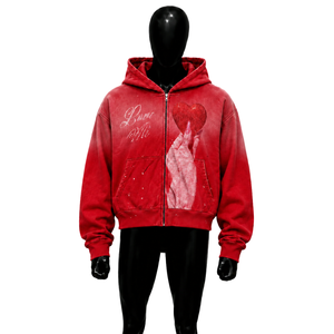 เสื้อสเวตเชิ้ตมีฮู้ดสีแดงแบบซิป พร้อมลายหัวใจและข้อความ Love Me ดีไซน์โอเวอร์ไซส์ลำลองสำหรับทุกเพศ โลโก้ด้านหน้า ผลิตจากผ้าโพลีเอสเตอร์ถัก เหมาะสำหรับฤดูหนาว - Product Image 1