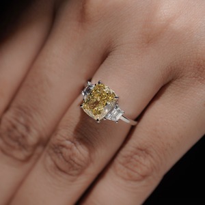 Bague en diamant jaune fantaisie taille coussin en platine avec diamants latéraux couleur D, certifiée IGI, bijou classique de fiançailles pour femme - Product Image 4