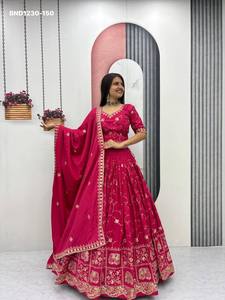 Lehenga-Blusa-Dupatta de crepé de seda pesado con bordado de hilo y lentejuelas y borde con motivos animales, listo para usar, proveedor indio. - Product Image 4