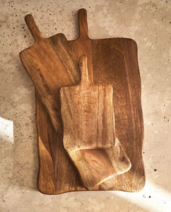 Tabla de cortar redonda de madera para un diseño de cocina moderno que ofrece una forma limpia y un espacio práctico para cortar. - Product Image 2