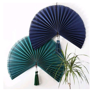 Fournisseur de ventilateurs à main en bambou du Vietnam, livrant des commandes en gros d'œuvres d'art personnalisées et un service d'exportation fiable - Product Image 1