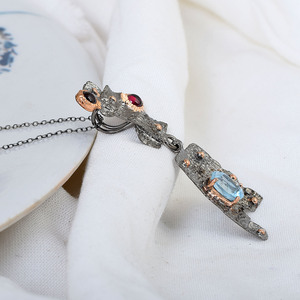 Collar de Plata de Ley 925 con Baño de Rodio Negro y Oro, con Topacio Azul y Granate Rojo, Diseño Antiguo - Product Image 2
