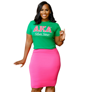 T-shirt en chenille AKA Silver Soror, vert et rose, avec lettres grecques brodées, en coton premium, vêtement décontracté pour sororité - Product Image 1