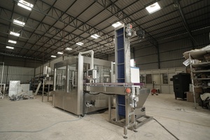 Máquina Automática de Alta Velocidad para Llenado y Tapado de Botellas de Agua Mineral con Motor PLC, Bomba y Rodamiento para Bebidas, Accionamiento Eléctrico - Product Image 5