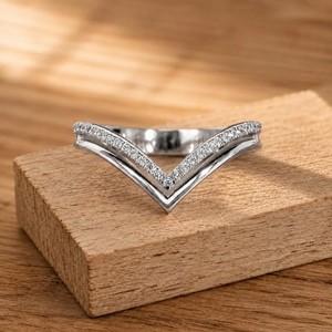 Magnifique alliance de mariage en or massif 10K 14K 18K avec diamant de laboratoire rond certifié IGI, couleur DEF, clarté VVS-VVS, double courbure, style chevron - Product Image 2