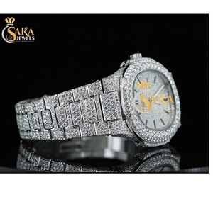 Montres à cadran en acier inoxydable glacé avec diamants naturels pour hommes, conçues sur mesure et à la demande, montre de l'Inde disponible à la vente - Product Image 1