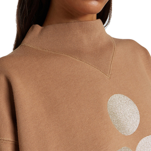 Sweat-shirt personnalisé pour femme en mélange de coton camel, col montant, coupe ample, poignets et ourlet côtelés, logo métallique sur le devant, pull-over, OEM, marque privée - Product Image 4